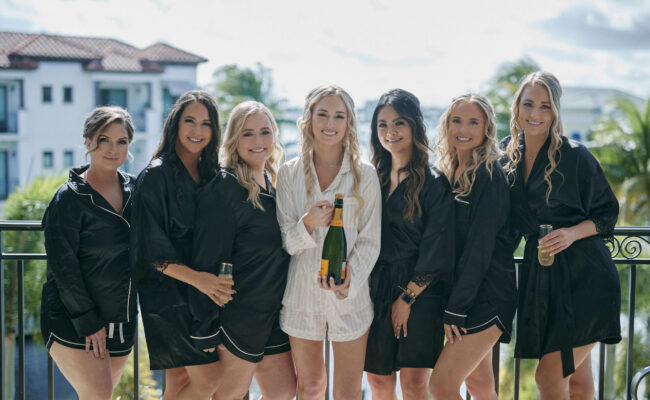 Bride:Bridesmaids with Champagne